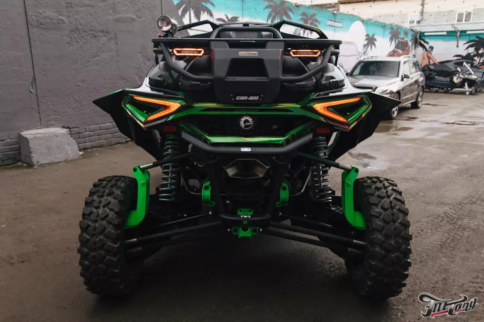 Оклеили багги BRP CAN-AM Maverick R X RS в яркую винилографию!